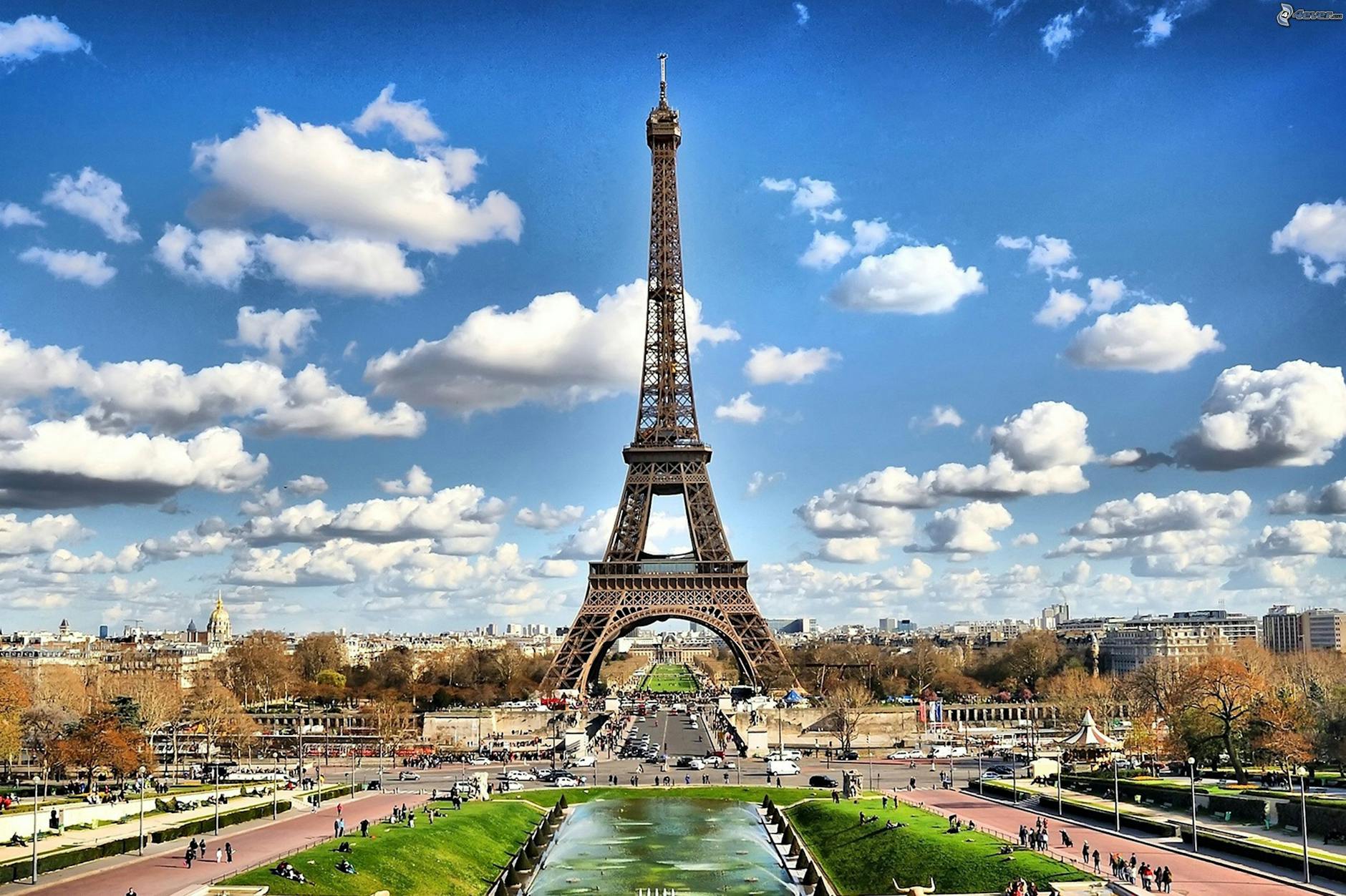 picture of eiffel tower, blog Best Travel Gifts for Christmas 2025